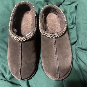 Dark Brown Ugg Tasman slippers